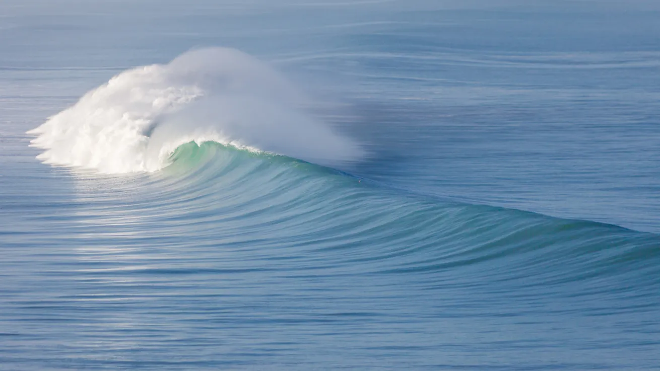 A long Atlantic wave breaking along the coast near Agadir